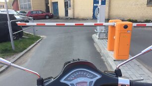 Motoroleris prie nuleisto užtvaro