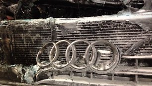 Kauno prekybos centre „Akropolis“ užsidegė „Audi A6“
