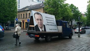 Naglis Puteikis ir jo reklaminis automobilis, pažeidžiantis KET