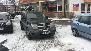 Užstatytas automobilis prie &bdquo;Baldų rojaus&ldquo; Vilniuje