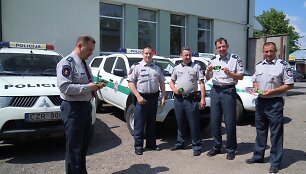 &Scaron;alčininkų rajono policijos komisariato pareigūnai ir antikorupciniais lipdukais paženklintas tarnybinis transportas.