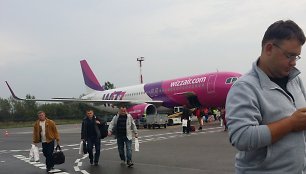 Vos pakilęs „Wizz Air“ orlaivis sugrįžo į Vilniaus oro uostą, nes į jį pataikė žaibas.