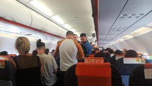 „EasyJet“ lėktuve sėdintys keleiviai perspėti, jog atidėto skrydžio gali tekti laukti dar keletą valandų