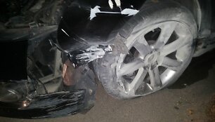 Neblaivi mergina sudaužė prabangų automobilį
