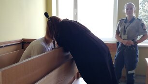 Rolandas Žmūrikas kaltinamas dviejų fiktyvių santuokų Jungtinėje Karalystėje organizavimu.