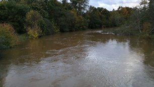 Danės upės vandens lygis dėl lietaus yra stipriai pakilęs.