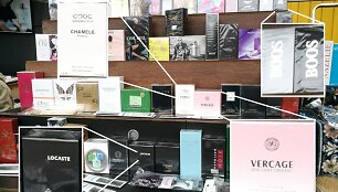 Laimikis Gariūnuose: &bdquo;Chamele&ldquo; ir &bdquo;Versage kvepalai&ldquo; už 8 eurus, Turkijoje siūta &bdquo;Armani&ldquo; striukė už 60 eurų