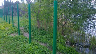 Aplinkosaugininkai pradėjo griauti neleistinas tvoras prie vandens telkinių
