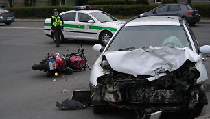 Klaipėdoje motociklas rėžėsi į automobilį.