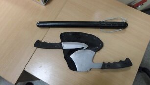 Pas įtariamajį policija rado lazdą, peilį ir kirvuką su dėklu