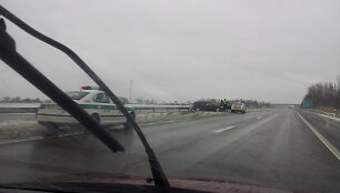 \"Opel astra\" vertėsi magistralėje Klaipėda-Vilnius