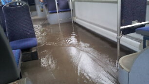 Autobuso salonas taip pat buvo apsemtas