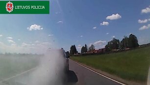 policija-paviesino-vaizdo-irasa-kaip-kontrabandininkai-paleido-dumu-uzdanga