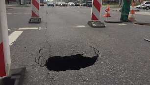 Sostinės Konstitucijos prospekte atsivėrė smegduobė