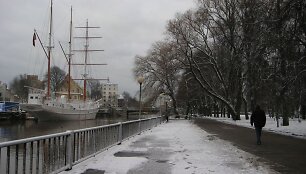 Klaipėdiečius pirmadienio rytą pasitiko nubalęs miestas.