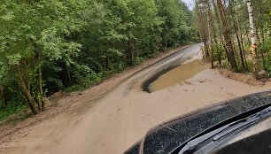 Pilaitės gyventojai pasipiktino: asfaltas naujas, o jo tuoj nebesimatys i&scaron; po smėlio