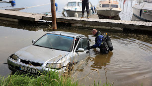 Garbaus amžiaus vyro vairuojamas automobilis įvažiavo į Kauno marias