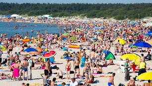 Baltijos pajūrį nuklojo &scaron;imtai tūkstančių poilsiautojų