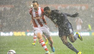 &bdquo;Stocke City&ldquo; ir &bdquo;Manchester United&ldquo; komandų mačas vyko ne itin palankiomis oro sąlygomis