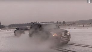 &bdquo;Tesla Model X&ldquo; ir &bdquo;Toyota Land Cruiser&ldquo; dvikova