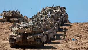 Izraelio tankai prie sienos su Gazos Ruožu / Menahem Kahana / AFP nuotr.