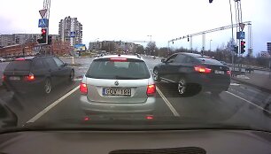 BMW X6 skrodžia sankryžą degant raudonam &scaron;viesoforo signalui.
