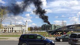 Gaisro dūmai buvo matomi i&scaron; tolo
