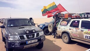 Mauritanijoje ralyje Budape&scaron;tas-Bamakas dalyvaujančią &bdquo;Black Hole&ldquo; komandą sužavėjo vietos gyventojai