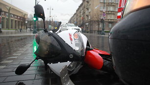 Motociklo ir automobilio avarija Gedimino pr. ir A.Go&scaron;tauto gatvių sankryžoje