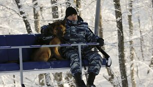 Rusijos policininkas su &scaron;unimi ant pakelėjo