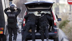 Prancūzijos policija Kolombo mieste, kuriame ginkluotas užpuolikas laiko įkaitus.