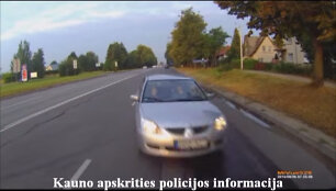Automobilis &bdquo;Mitsubishi&ldquo; rėžėsi į autobusą