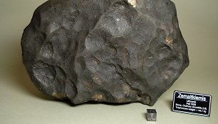 Trečias pagal masę Žemaitkiemio meteorito fragmentas iš privačios Andrejaus Jerochovo kolekcijos. Egzempliorių galima išvysti Lietuvos etnokosmologijos muziejuje.