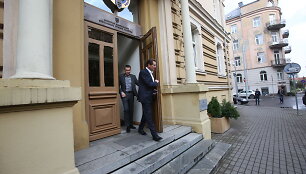 Raimondas Kurlianskis palieka STT su savo advokatu