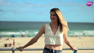 genie-bouchard-trains-with-bondi-beach-lifeguards
