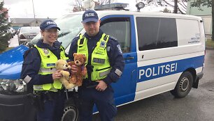 Pliu&scaron;iniai me&scaron;kiukai Estijos policijos automobiliuose