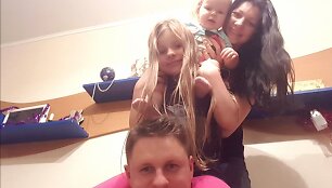 Andrius Rimi&scaron;kis su žmona Vaida ir dukromis