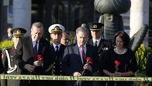 Turkijos ir Suomijos prezidentai pagerbia sprogimo Ankaroje aukas