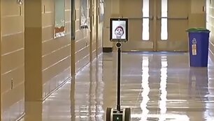 Peyton Walton su draugais bendrauja padedama roboto