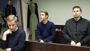 Nerijus Antanavičius atvyko į Klaipėdos apylinkės teismą, kur pradedama nagrinėti sukčiavimo byla.