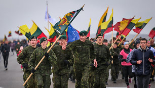 Bėgikai skuodė pakilimo taku, kuriuo kyla NATO naikintuvai