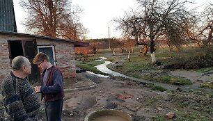 Jonavos rajone dėl užkim&scaron;tos pralaidos i&scaron;siveržęs vanduo sugadino kelią ir apsėmė sodybą