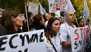 Lenkijoje plečiasi medikų protestai