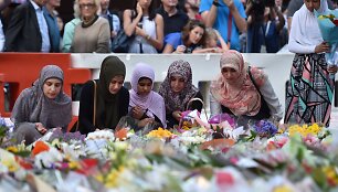 Australijos musulmonės deda gėles įkaitų dramos vietoje Sidnėjuje