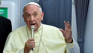 Popiežius Pranci&scaron;kus kalba žurnalistams grįžtant i&scaron; apa&scaron;tali&scaron;kos kelionės  