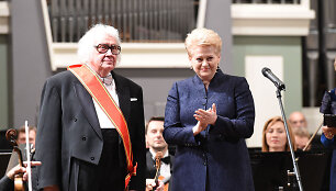 Prezidentė profesoriui Juozui Domarkui įteikė valstybinį apdovanojimą