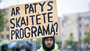 Abiturientų protesto akcija &bdquo;&Scaron;vietimas &ndash; ne eksperimentas&ldquo;