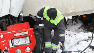 Po vilkiko avarijos Ukmergės plente – iššūkis gelbėtojams dėl 0,6 tonos dyzelino