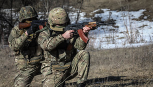 Fraikor kariai – savanoriai treniruojasi poligone netoli Charkovo (Ukraina)