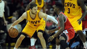 Matthew Dellavedova ir Aaronas Brooksas